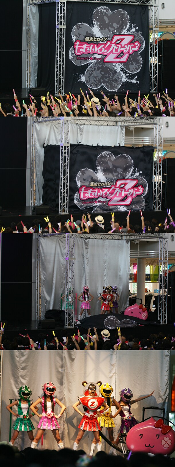 垂れ幕を使ったド派手なオープニングシーン。