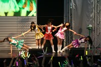 「Z伝説 ～終わりなき革命～」の間奏で繰り出される“扇”。