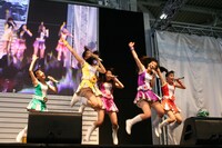 「オレンジノート」のサビでは元気いっぱいにジャンプ。