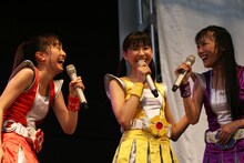 免許が取れる年齢になった最年長・高城れに（写真右端）は「近々（免許を）取るから」と宣言。「送り迎えしてくれるんですか？」と静岡在住の百田夏菜子（左）。