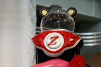 ステージ上に飾られた「夏菜子ベアダー」の特殊装備。