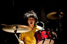 岡本啓佑（Dr）（photo by 山本倫子）