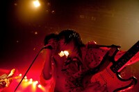 「廃人のロックンロール」では渡辺と澤が1本のマイクに向き合いコーラスをする場面も。（photo by 山本倫子）