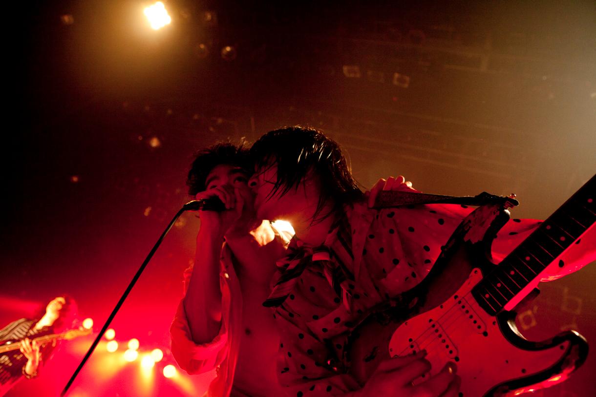 「廃人のロックンロール」では渡辺と澤が1本のマイクに向き合いコーラスをする場面も。（photo by 山本倫子）