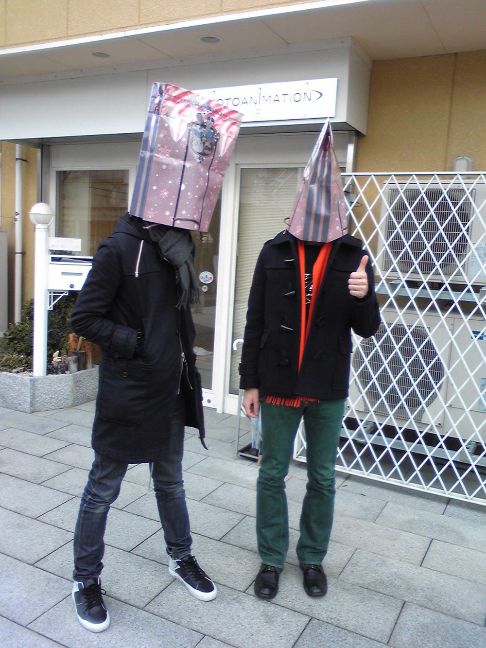 2010年末の「コミックマーケット79」でゲットした紙袋をかぶってご満悦の2 ANIMEny DJ's。 - 戸松遥＆堀江由衣が電気カバー、トラックは2 ANIMEny DJ's [画像ギャラリー 2/2] - 音楽ナタリー