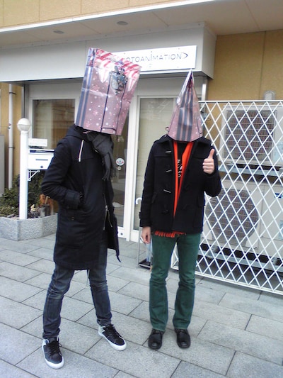 2010年末の「コミックマーケット79」でゲットした紙袋をかぶってご満悦の2 ANIMEny DJ's。