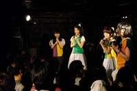 写真は下北沢SHELTERでのライブの模様。