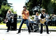 写真は「ペプシネックス」新CM「People」編のワンシーン。