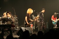 メンバー自身も久々のツアーを満喫しているようで、オーケン（写真右から2番目）は「ステージ上はステージ上で楽しみますんで、そっちはそっちで楽しんでいただいて。お互いの楽しみがフィードバックしあえればいいんじゃないか」と話した。