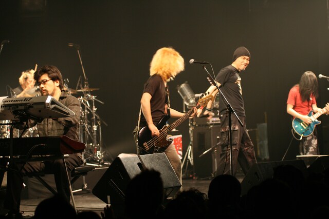 メンバー自身も久々のツアーを満喫しているようで、オーケン（写真右から2番目）は「ステージ上はステージ上で楽しみますんで、そっちはそっちで楽しんでいただいて。お互いの楽しみがフィードバックしあえればいいんじゃないか」と話した。