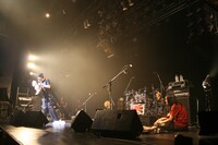 オーケン＆ボ―スカの腹話術をくつろぎモードで楽しむ特撮メンバー。