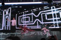 ステージ上の映像にリアルタイムでバーチャル映像を合成することも可能。