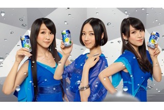 「キリンチューハイ 氷結」を片手にポーズを決めるPerfume。