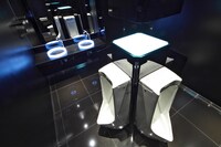 男子トイレは向かい合わせの斬新なデザイン。