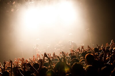 写真はツアーファイナルの模様。