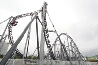 “最大落下角度121度”がギネス世界記録認定を受けた高飛車。