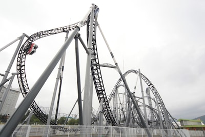 “最大落下角度121度”がギネス世界記録認定を受けた高飛車。