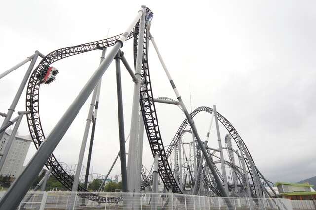 “最大落下角度121度”がギネス世界記録認定を受けた高飛車。