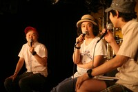 西寺郷太（写真左）とDJやついいちろう（中央）は脱線しつつもディープな音楽談義に華を咲かせた。