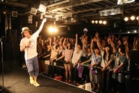 DJタイムでは、もはや定番となったコール＆レスポンスを披露。