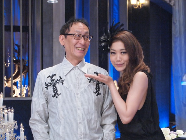 JUJU（写真右）と番組の音楽監督・武部聡志（左）。