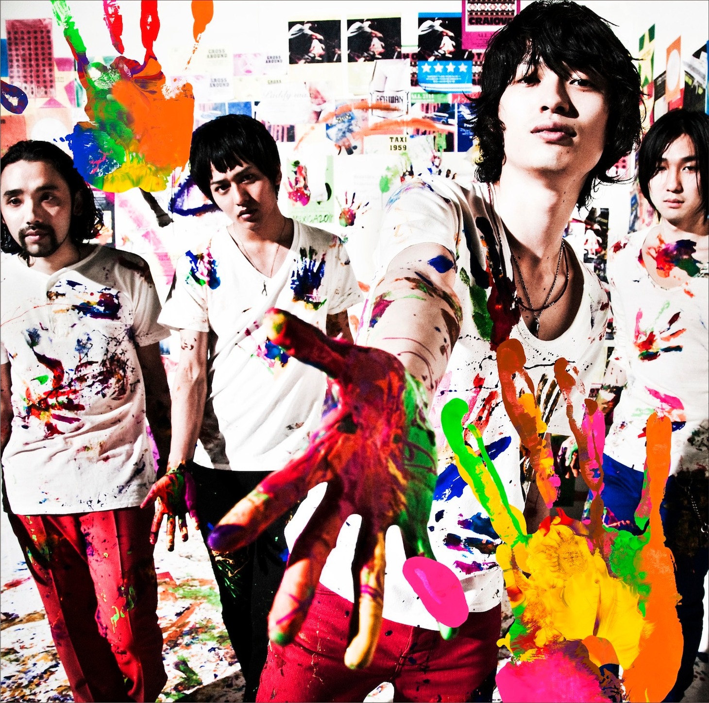 写真は8月17日にリリースされるニューシングル「手をたたけ」初回限定盤ジャケット。