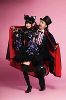 あそうにゃつこ＆ニャダインが歌う主題歌「にゃんぱいあ体操」は、ビデオクリップも収めたCD+DVDシングルとして8月24日にリリースされる。/ (C)yukiusa/GLAD・にゃんぱいあ製作委員会