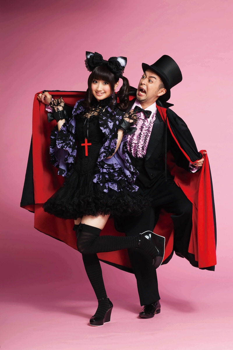 あそうにゃつこ＆ニャダインが歌う主題歌「にゃんぱいあ体操」は、ビデオクリップも収めたCD+DVDシングルとして8月24日にリリースされる。/ (C)yukiusa/GLAD・にゃんぱいあ製作委員会