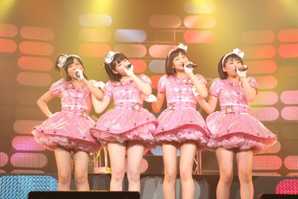 写真は合同ツアー「℃-ute＆スマイレージ プレミアムライブ2011春 ～℃＆Sコラボレーション大作戦～」の名古屋市公会堂公演の模様。