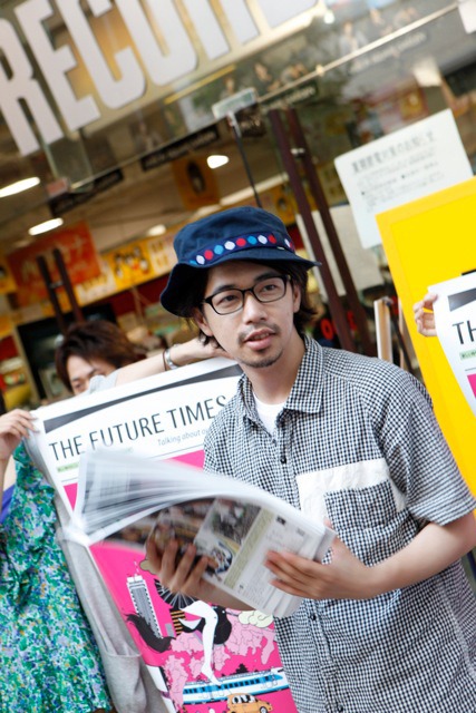 渋谷で「THE FUTURE TIMES」を配布する後藤正文。