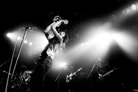 毛皮のマリーズ写真集「夜明け」紙面より