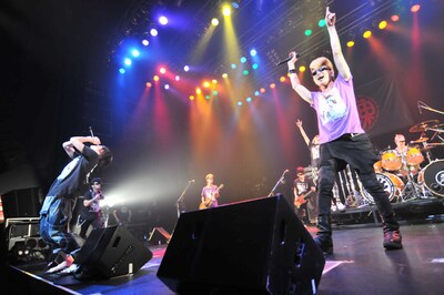 氣志團とPlastic Treeによる「バカになったのに」のセッションの模様。