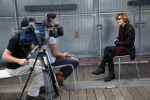 海外メディアの取材を受けるYOSHIKI。