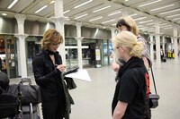 ファンのためにサインをするYOSHIKI。