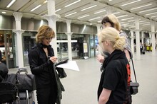 ファンのためにサインをするYOSHIKI。