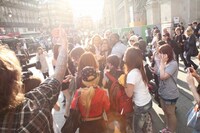 ヨーロッパのファンに囲まれるYOSHIKI。