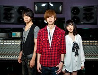 The Sketchbookのメンバーに選ばれた渡邊悠（写真左/Dr）、多田宏（中央/Vo, B）、小原莉子（右/G）の3人。(C)篠原健太／集英社・開盟学園生活支援部・テレビ東京