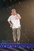 センターステージの上で熱唱する遊助。