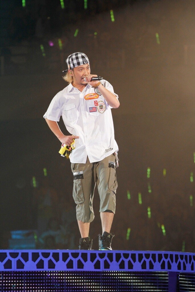 センターステージの上で熱唱する遊助。