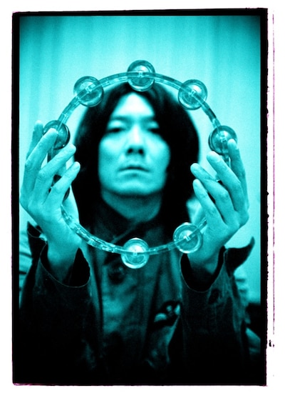 12月からは恒例の日本武道館公演を含む全国ツアー「Flowers & Powerlight Tour 2011 ～born-again～」を開催する吉井和哉。