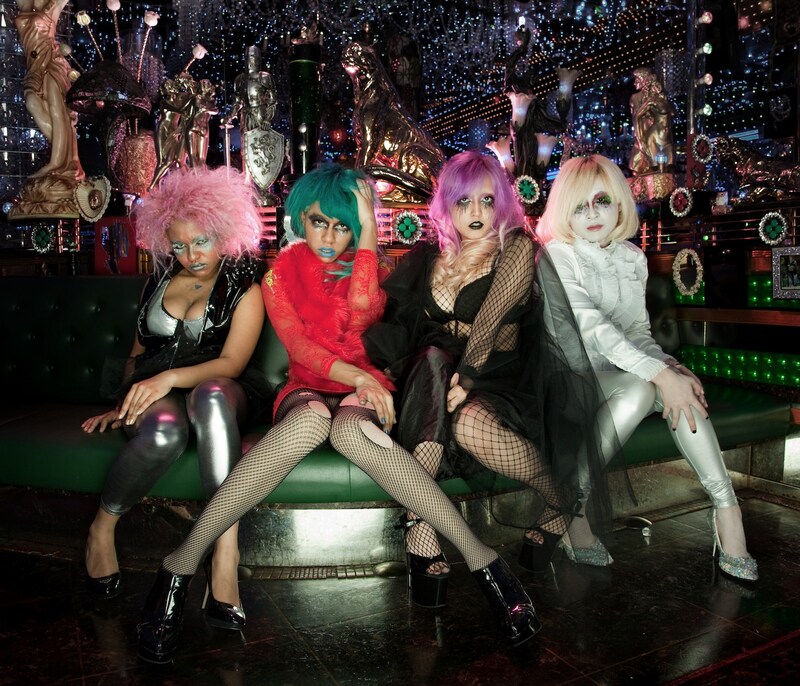 女王蜂(写真左から2人目がアヴちゃん)