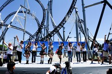 元気いっぱいにイベントを行うSKE48のメンバー。後ろは高飛車。