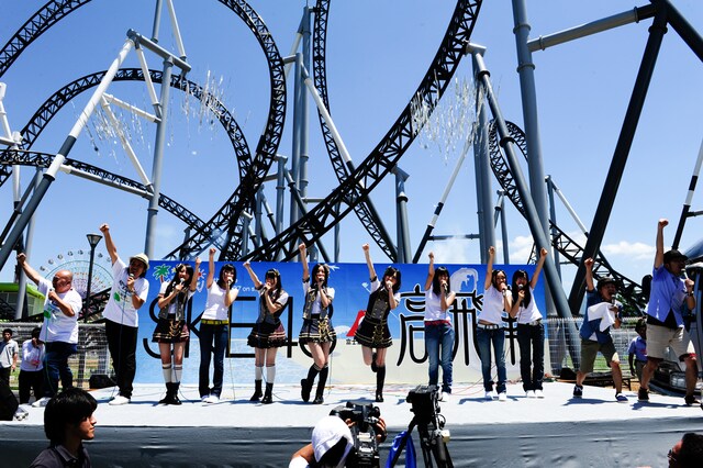 元気いっぱいにイベントを行うSKE48のメンバー。後ろは高飛車。