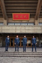 日本武道館の前で少し緊張した面持ちのTHE BAWDIESの4人。