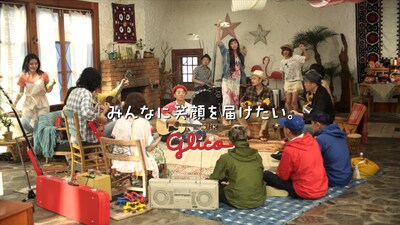 江崎グリコ企業CM「みんなに笑顔を届けたい。」編のワンシーン。