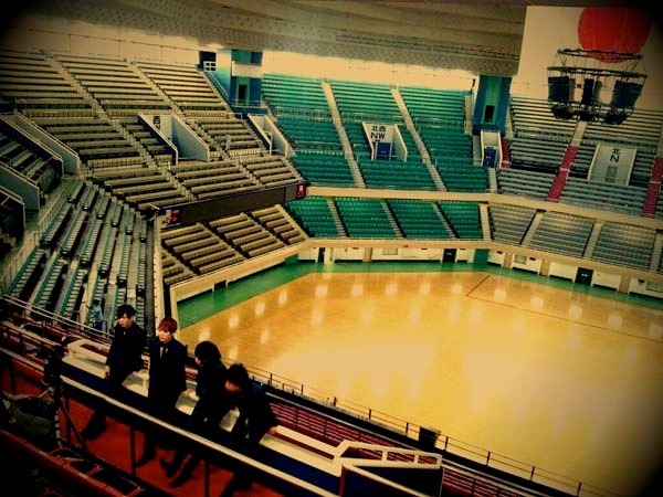 日本武道館内でたたずむTHE BAWDIESの4人。