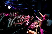 凛として時雨の曲にあわせてエアドラムも披露したDJピエール中野。