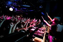 凛として時雨の曲にあわせてエアドラムも披露したDJピエール中野。