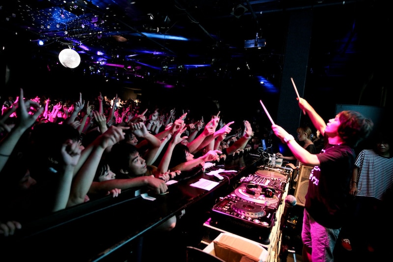 凛として時雨の曲にあわせてエアドラムも披露したDJピエール中野。