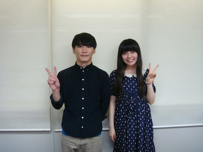 山口一郎（写真左）はアルバムに収録される先行シングル曲「こどなの階段」の作曲を手がけている。